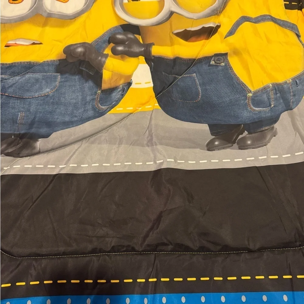 Despicable Me Return of Gru Twin Reversible Comforter in EUC